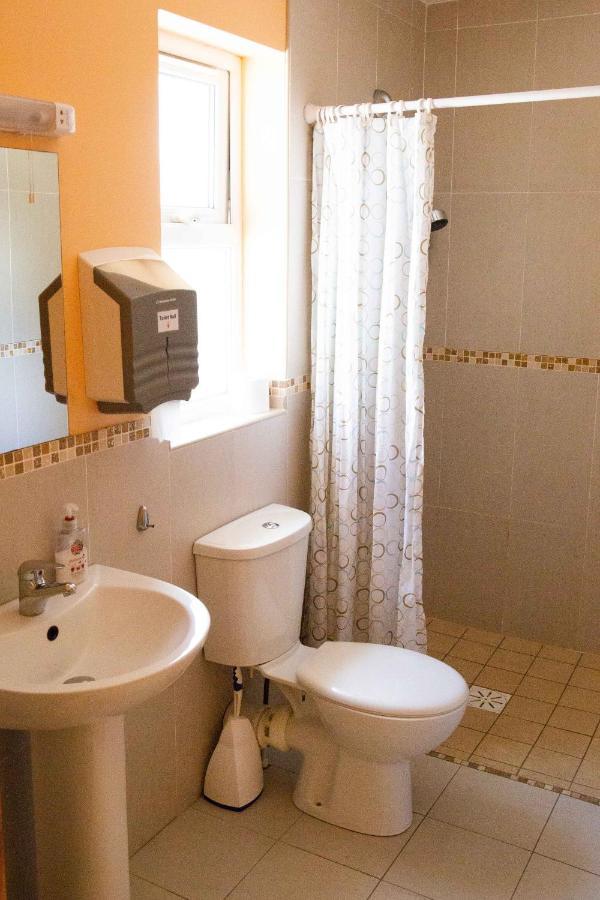 Groarty House/Manor Hotel Лъндъндери Екстериор снимка