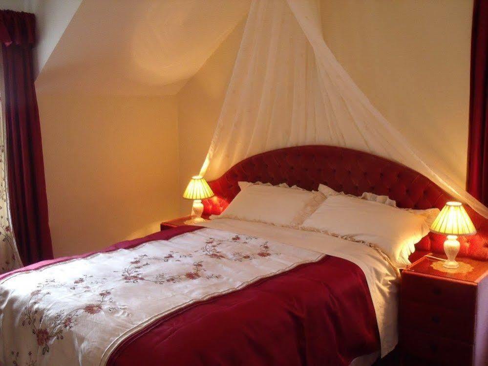 Groarty House/Manor Hotel Лъндъндери Екстериор снимка