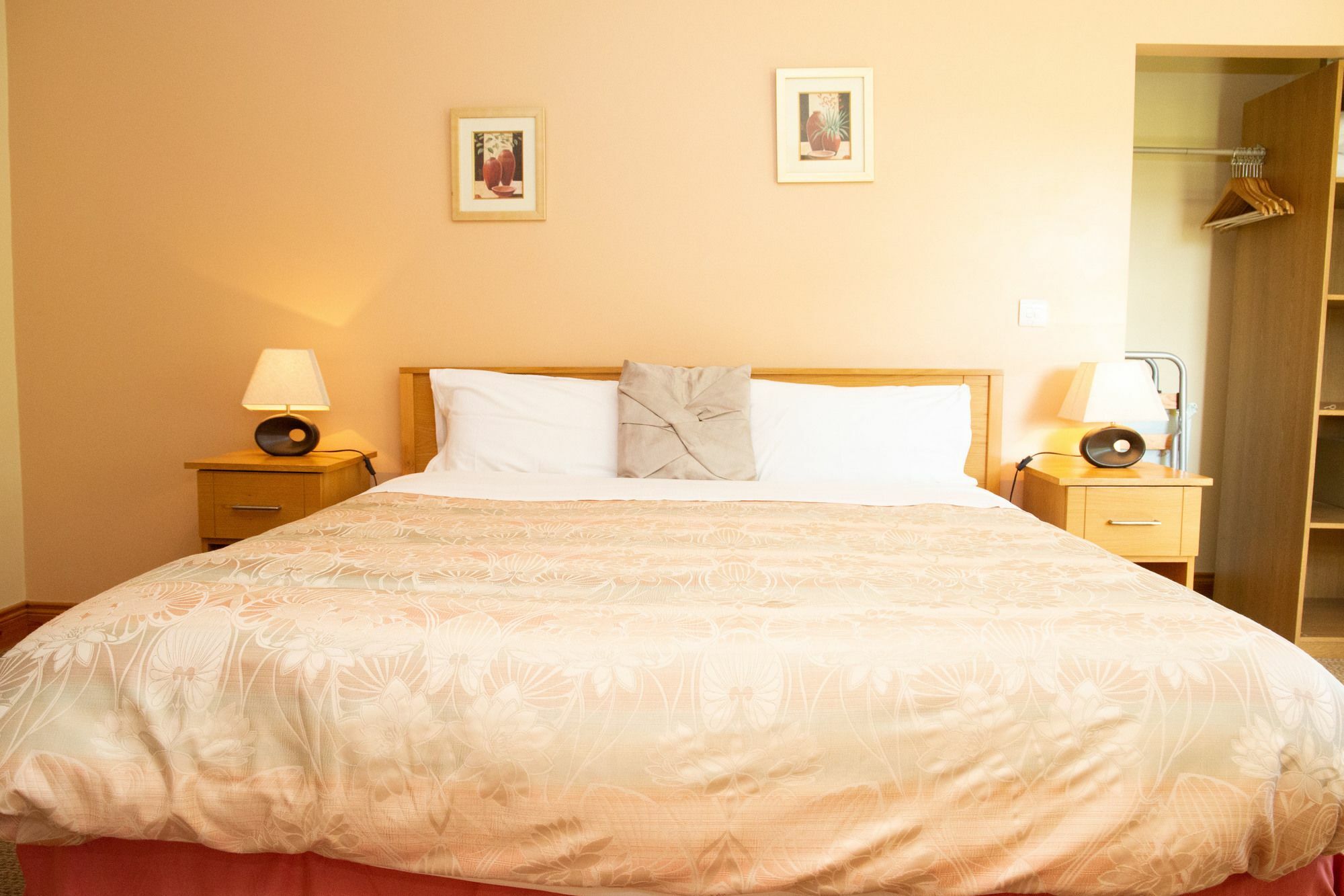 Groarty House/Manor Hotel Лъндъндери Екстериор снимка